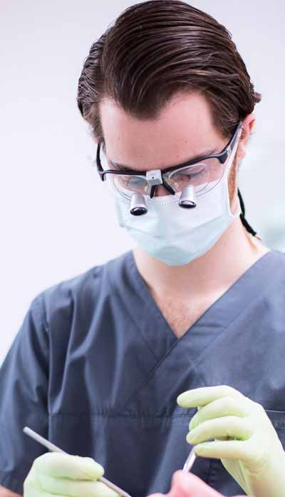 Dr. Gert Jungbauer MSc. konzentriert bei einer zahnärztlich-chirurgischen Behandlung im OP – höchste fachliche Präzision und moderne Zahnmedizin in Straubing