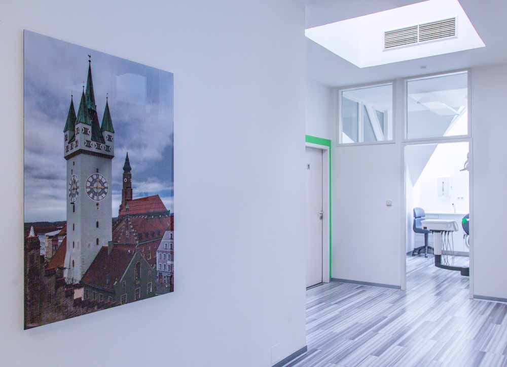 Motiviertes Praxisteam der Zahnarztpraxis Zahn im Zentrum Straubing bei der Arbeit