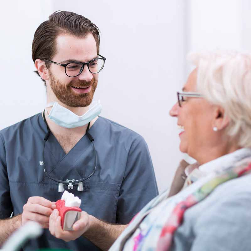 Moderner und heller Wartebereich der Zahnarztpraxis Zahn im Zentrum in Straubing – entspanntes Ambiente mit Wohlfühlatmosphäre für Patientinnen und Patienten
