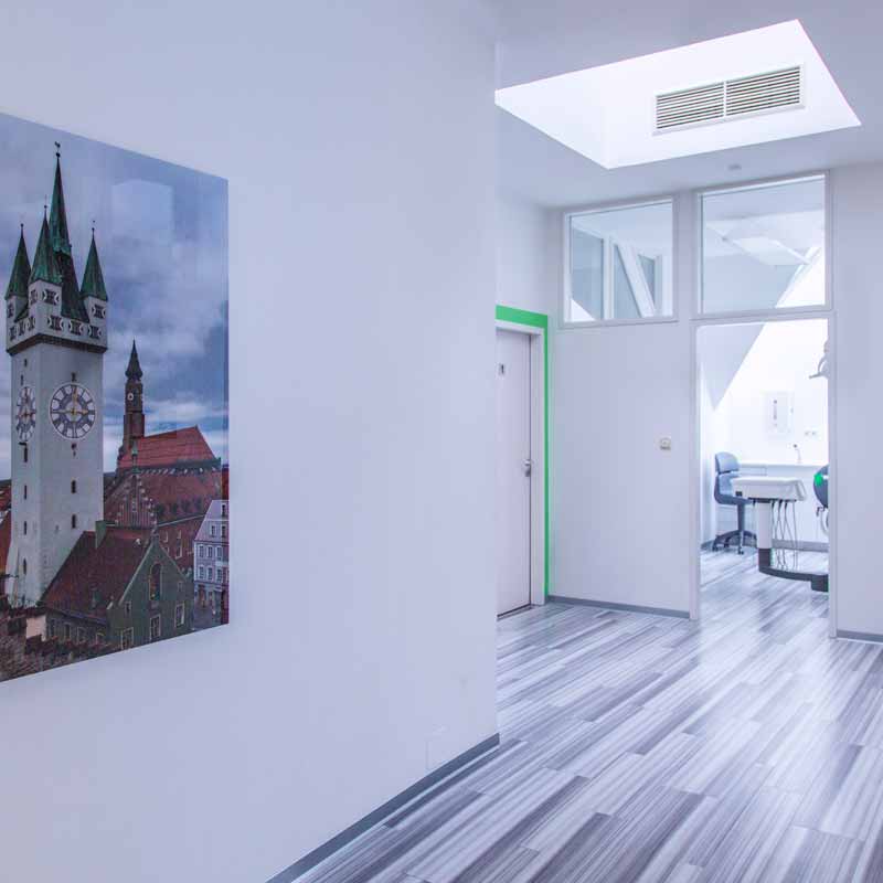 Hochmodern ausgestattetes Behandlungszimmer der Zahnarztpraxis Zahn im Zentrum – innovative Technik für präzise und sanfte Zahnbehandlungen