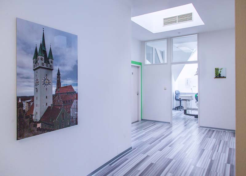 Modern ausgestattetes Behandlungszimmer in der Zahnarztpraxis Zahn im Zentrum Straubing